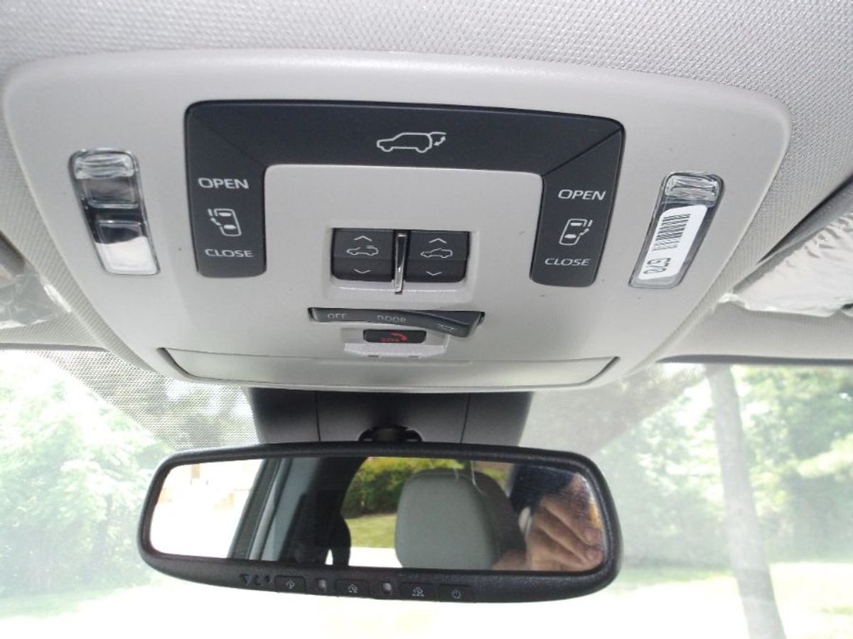 White Toyota Sienna image number 13