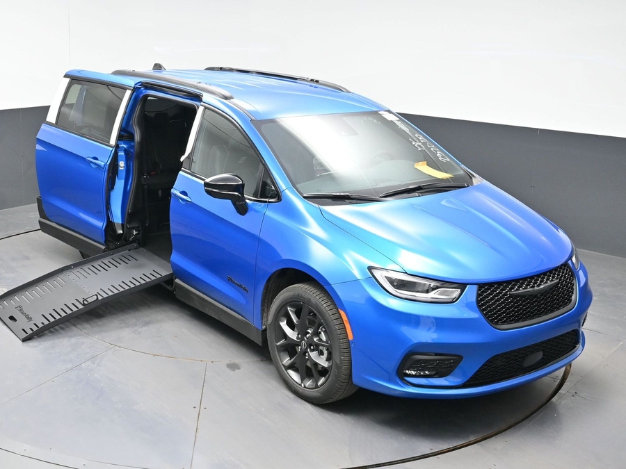New 2026 Chrysler Pacifica Select Sport - BraunAbility Side Entry Entry Fold Out Manual Ramp