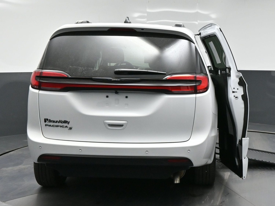 White Chrysler Pacifica image number 3