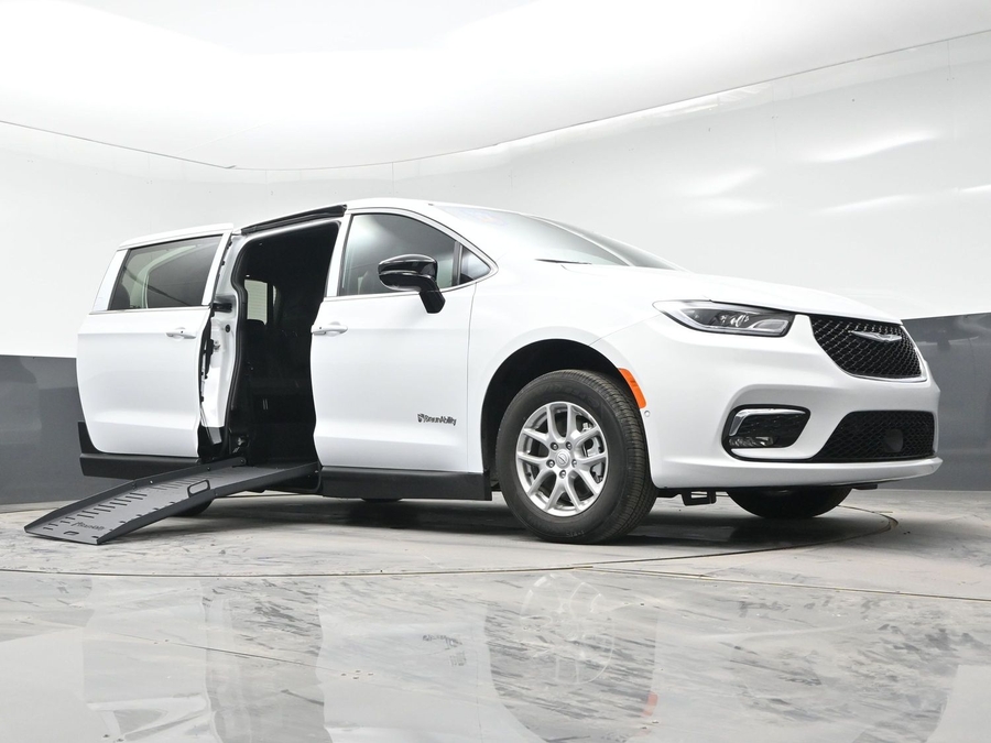 White Chrysler Pacifica image number 18