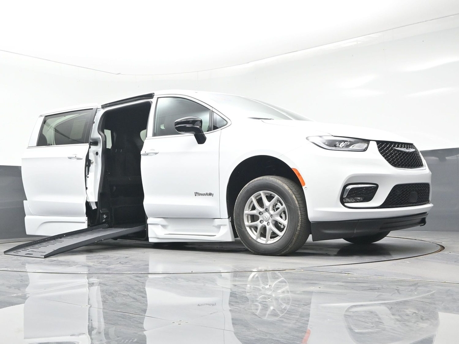 White Chrysler Pacifica image number 14