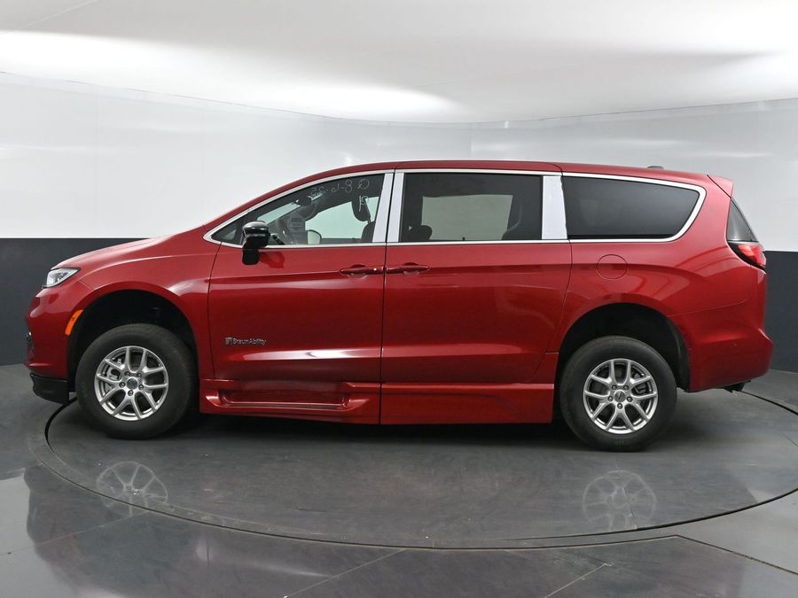 New 2025 Chrysler Pacifica Select Plus - BraunAbility Side Entry Entry Fold Out Automatic Ramp