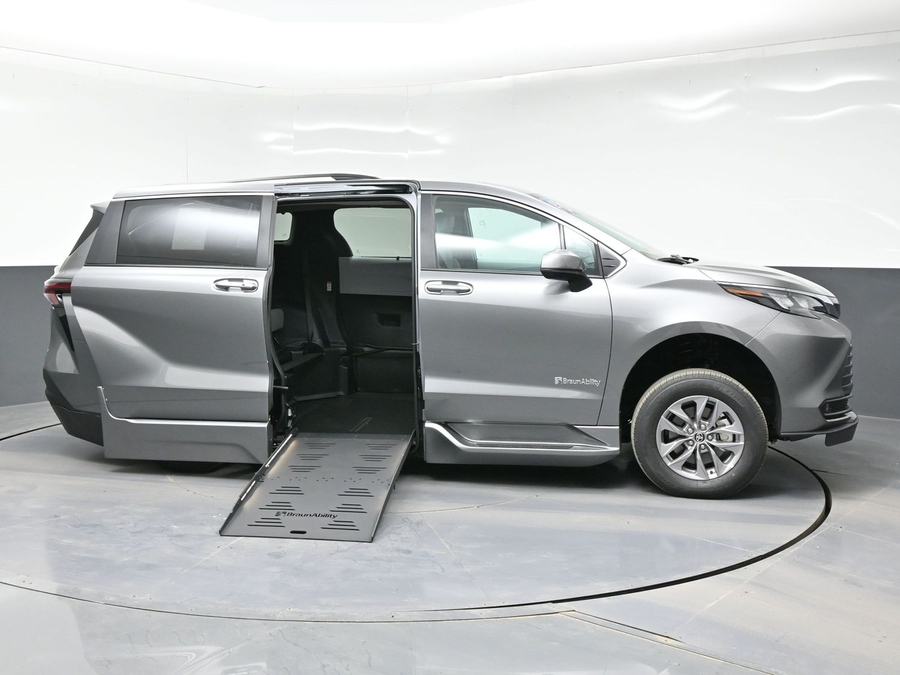Grey Toyota Sienna image number 4