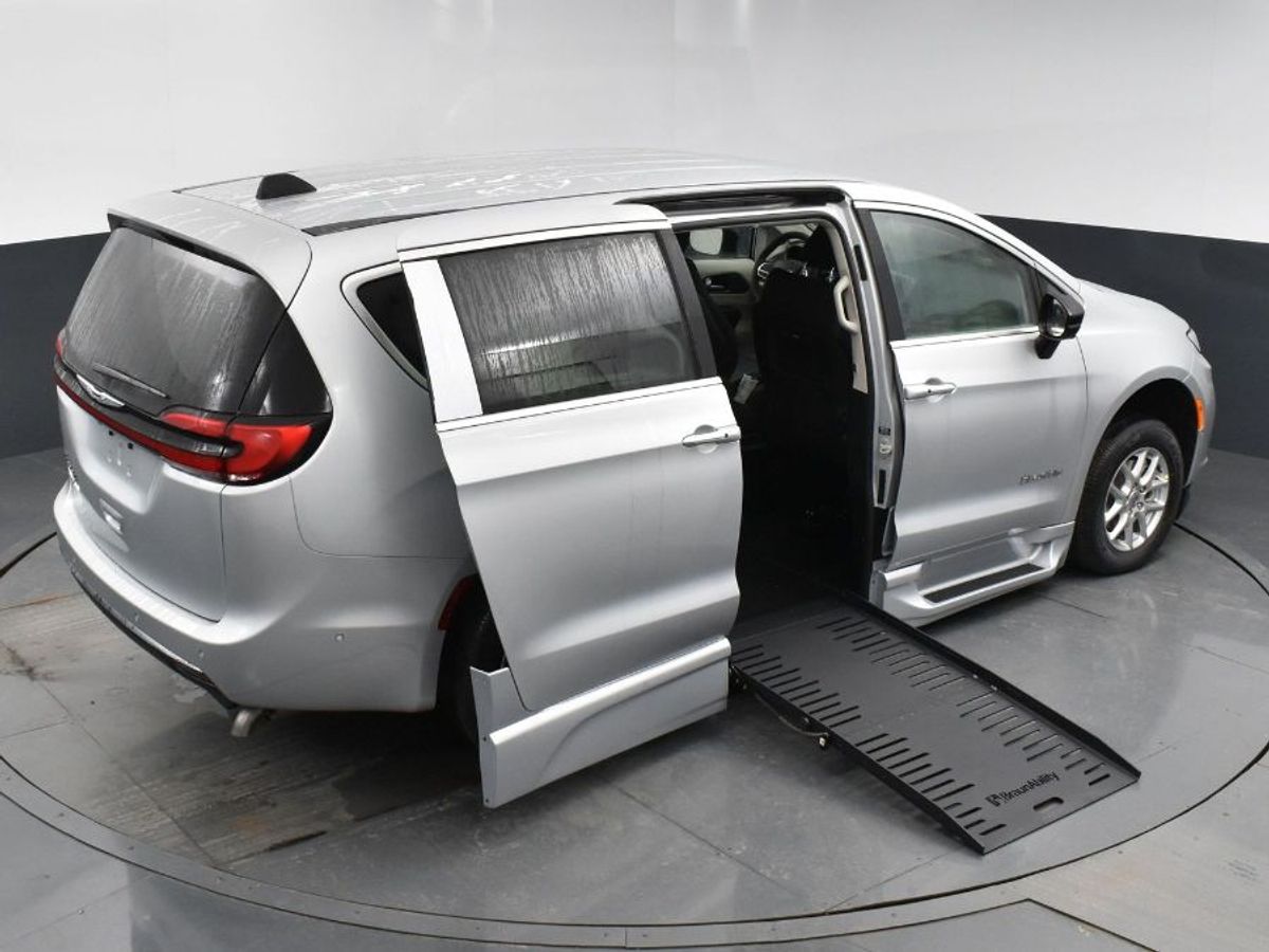 Silver Chrysler Pacifica image number 17