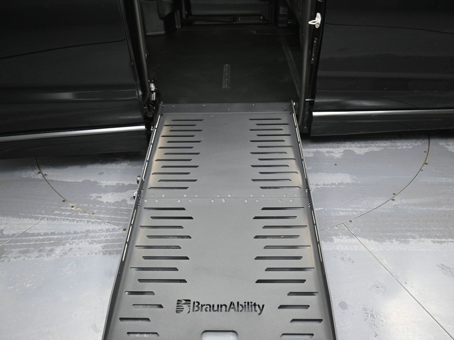 Black Chrysler Pacifica image number 10