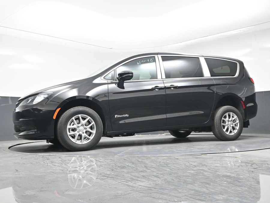 Black Chrysler Voyager image number 18