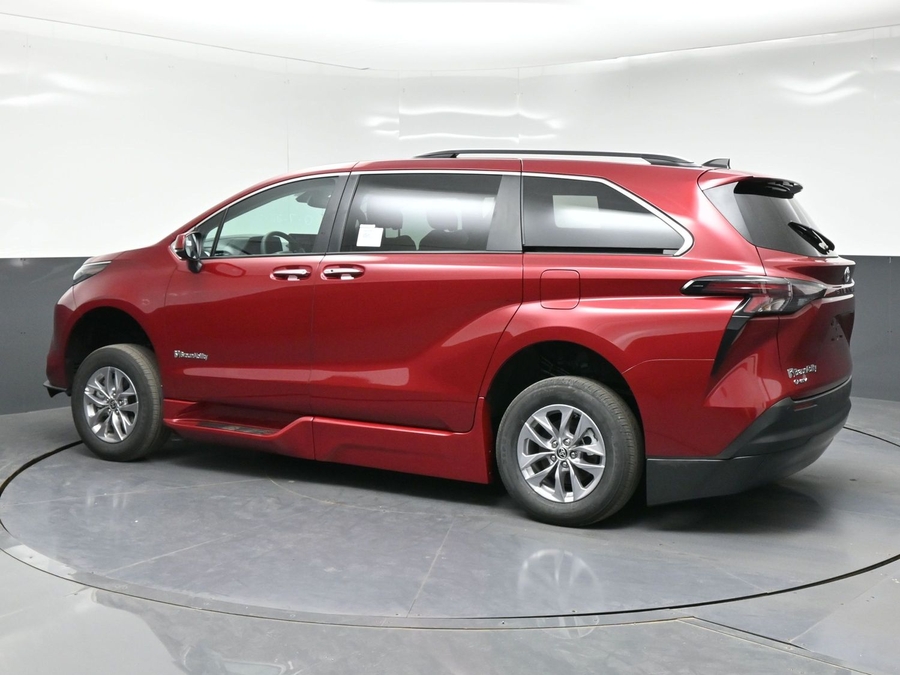 New 2026 Toyota Sienna Hybrid XLE Base - BraunAbility Side Entry In Floor Automatic Ramp