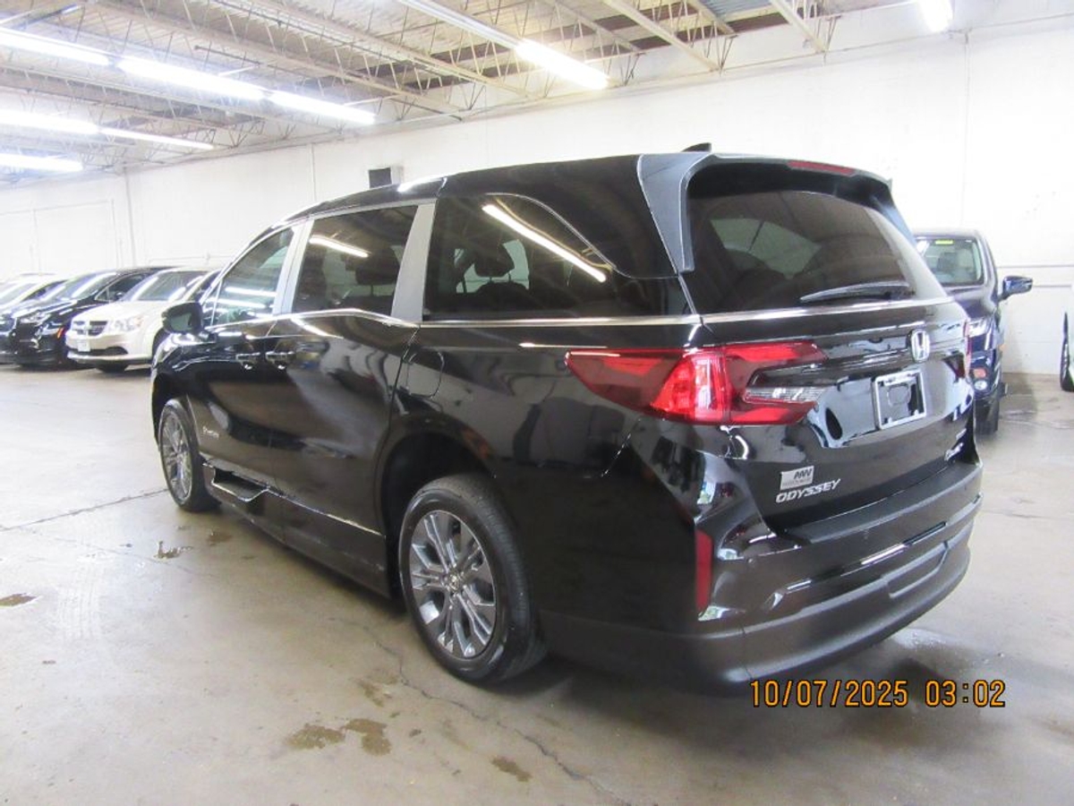 Black Honda Odyssey image number 10