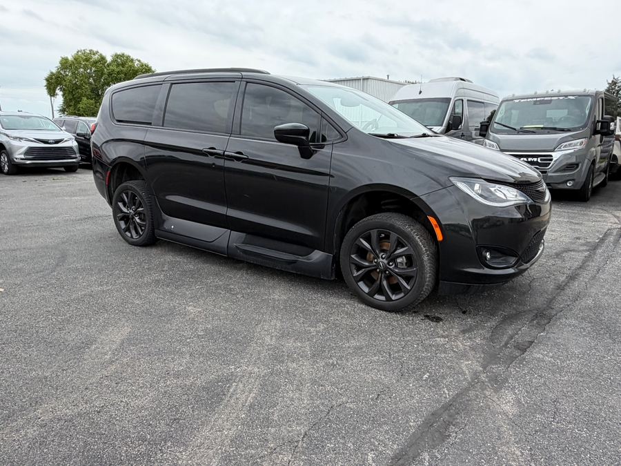 Black Chrysler Pacifica image number 11