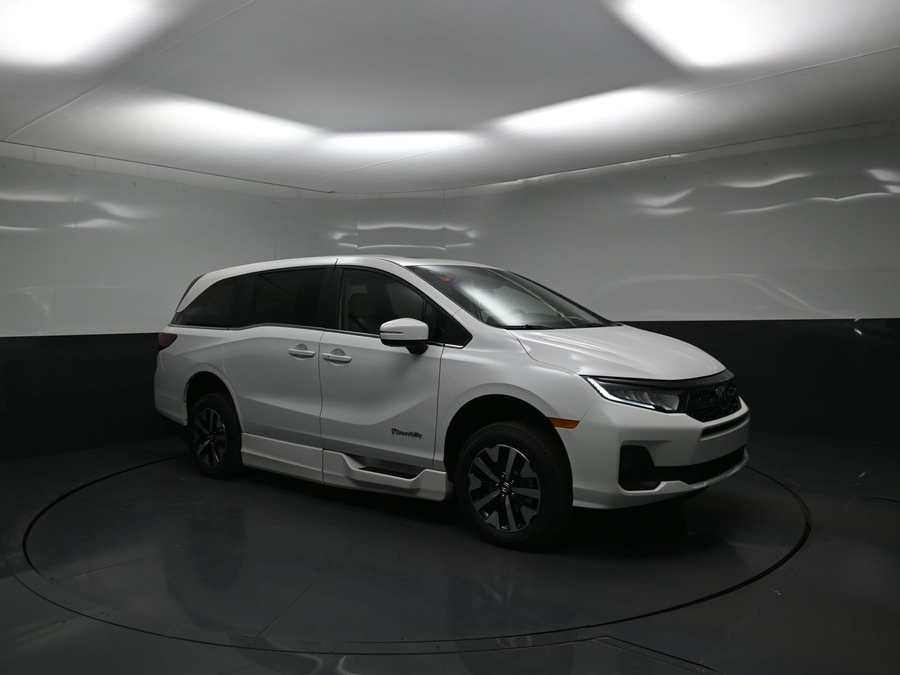 White Honda Odyssey image number 16