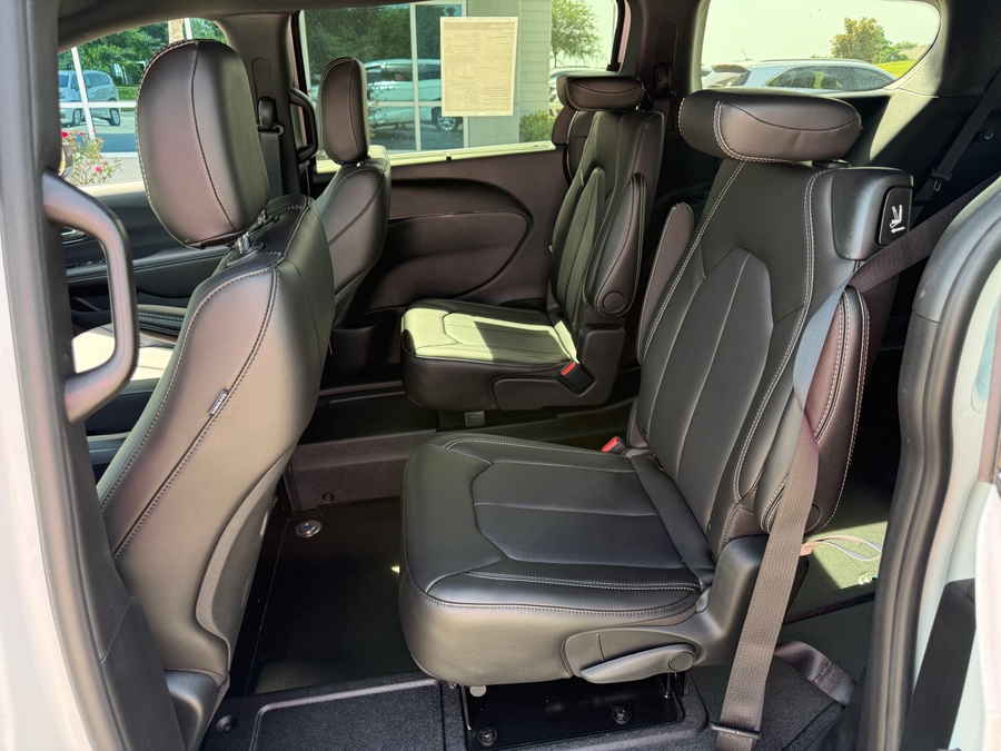 White Chrysler Voyager image number 10