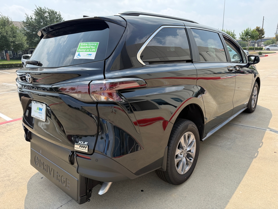 Imagen de la Toyota Sienna negra número 2