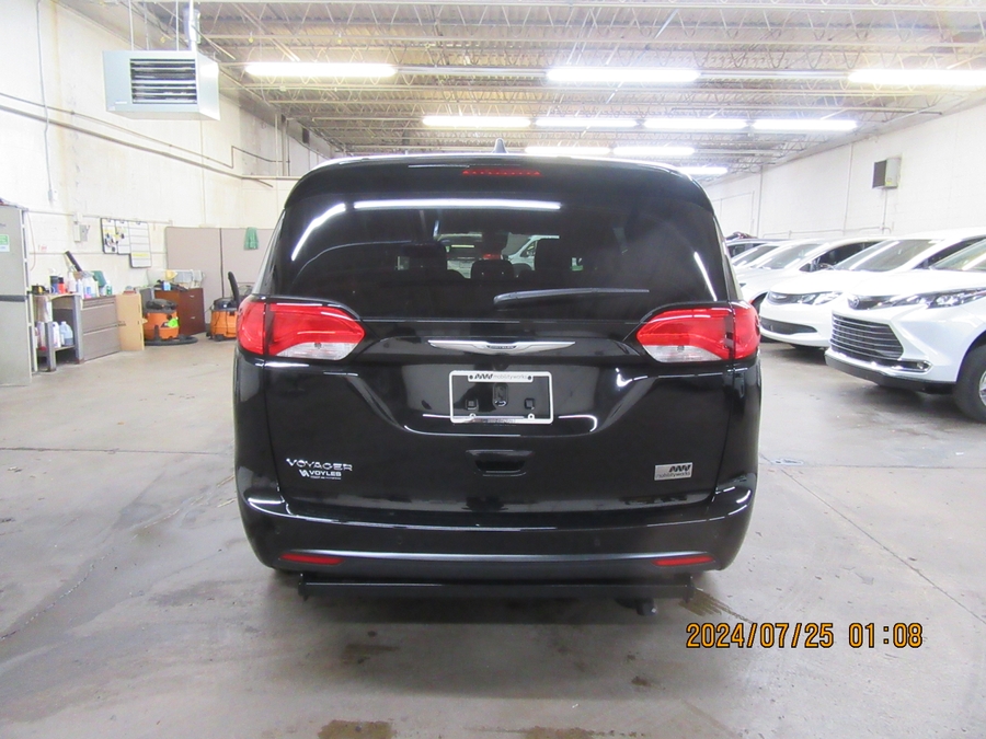Black Chrysler Voyager image number 10