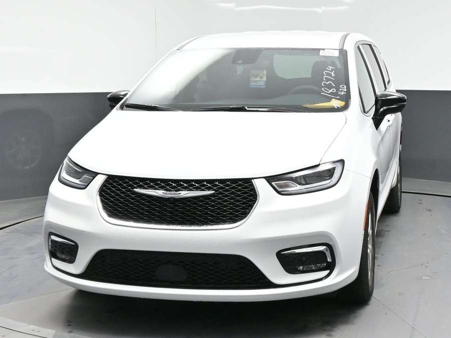 White Chrysler Pacifica image number 1