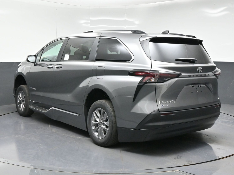 Grey Toyota Sienna image number 1