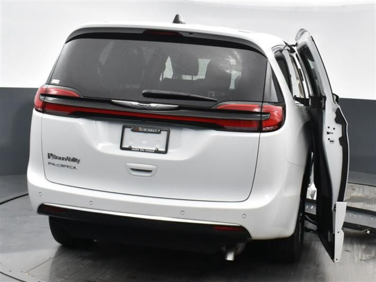 White Chrysler Pacifica image number 5