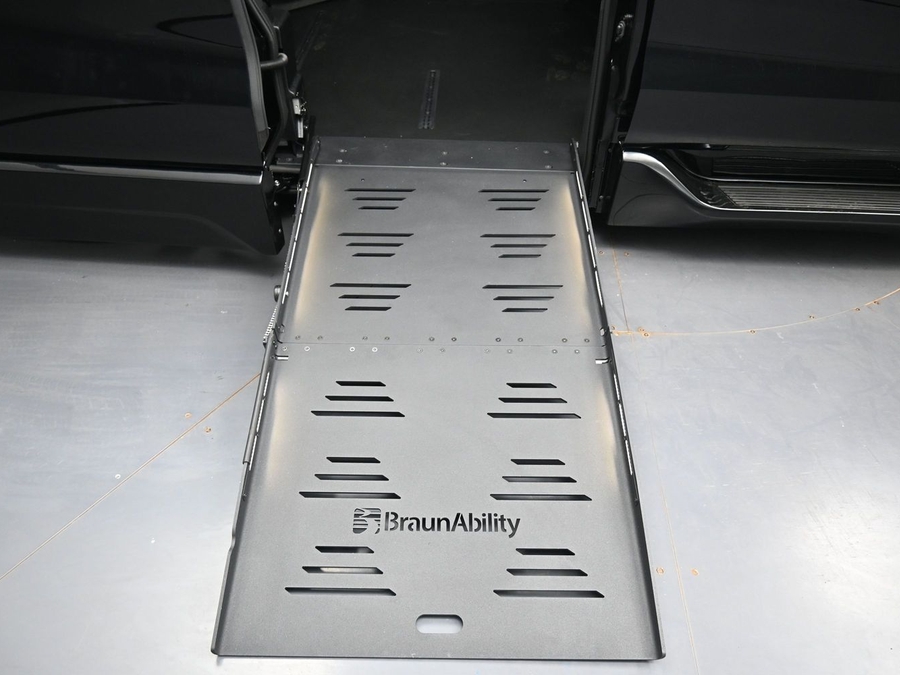 New 2026 Toyota Sienna Hybrid XLE Base - BraunAbility Side Entry Fold Out Automatic Ramp