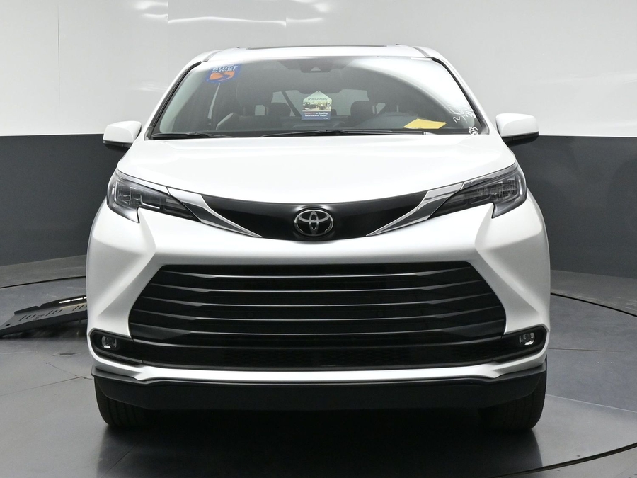 New 2026 Toyota Sienna Hybrid XLE Base - BraunAbility Side Entry Fold Out Automatic Ramp