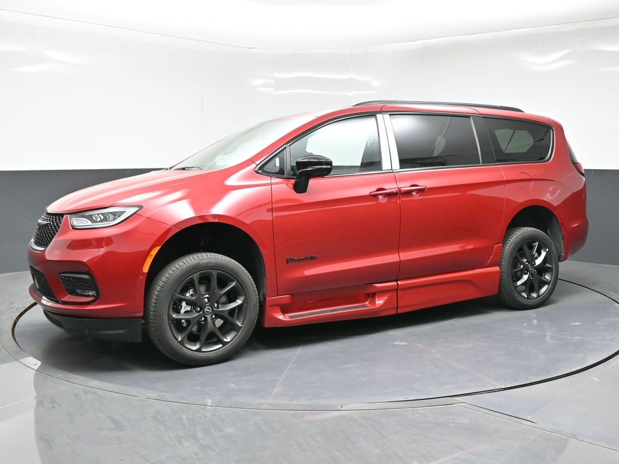 New 2026 Chrysler Pacifica Select Sport - BraunAbility Side Entry Entry In Floor Automatic Ramp