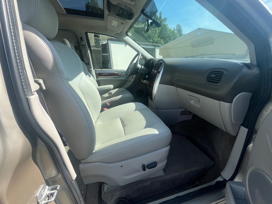 Used 2007 Chrysler Town and Country Limited - VMI Side Entry Entry In Floor Automatic Ramp