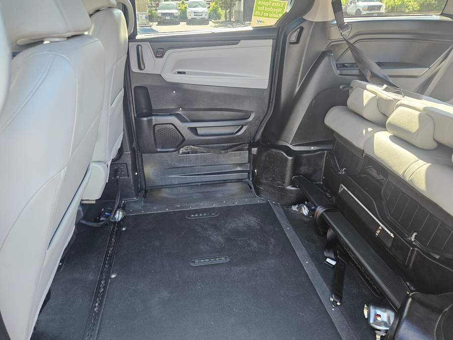 Grey Honda Odyssey image number 11