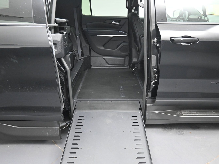 New 2026 Chevrolet Traverse 1LT Midnight - BraunAbility Side Entry In Floor Automatic Ramp