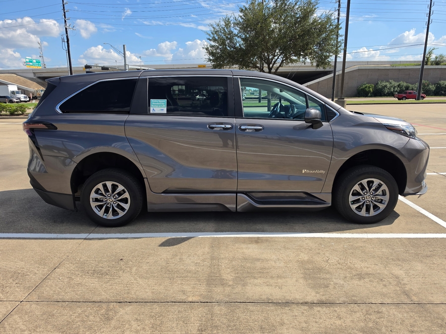 Used 2024 Toyota Sienna Hybrid XLE - BraunAbility Side Entry Fold Out Automatic Ramp