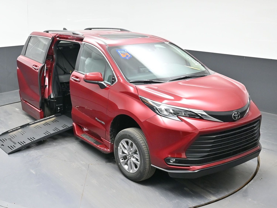 Red Toyota Sienna image number 19
