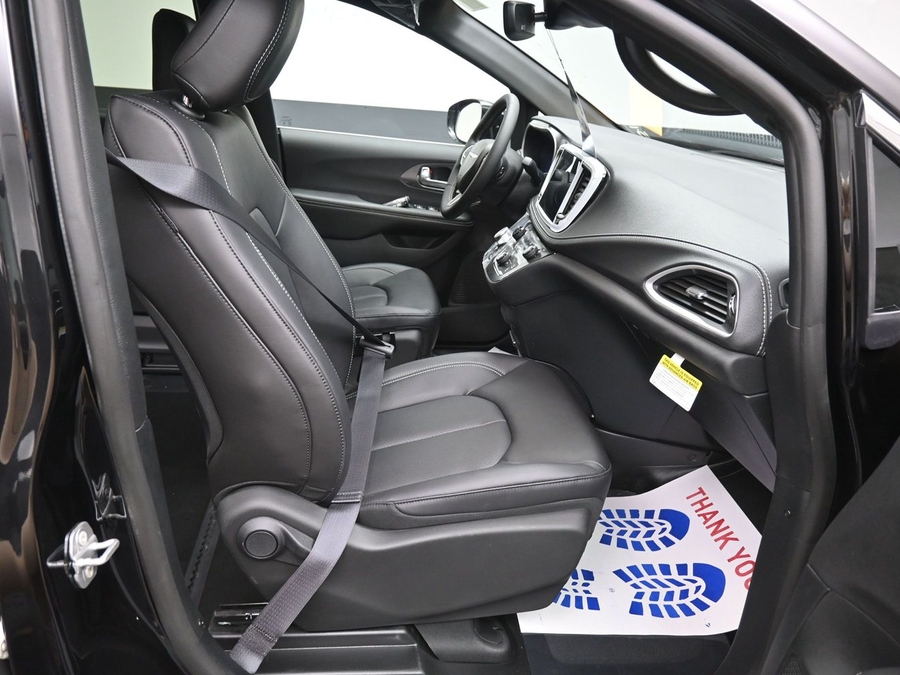 Black Chrysler Pacifica image number 6