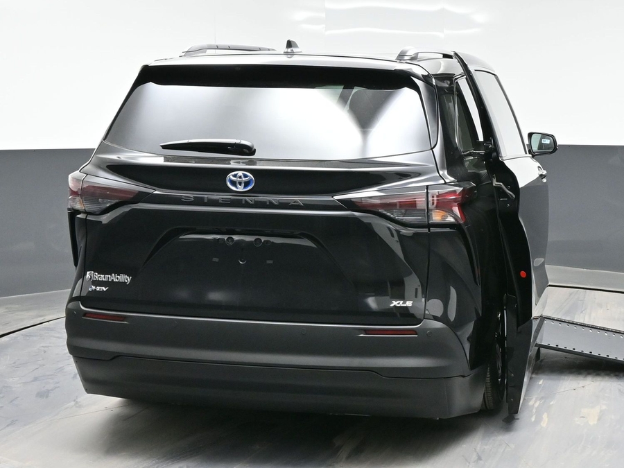 Black Toyota Sienna image number 5