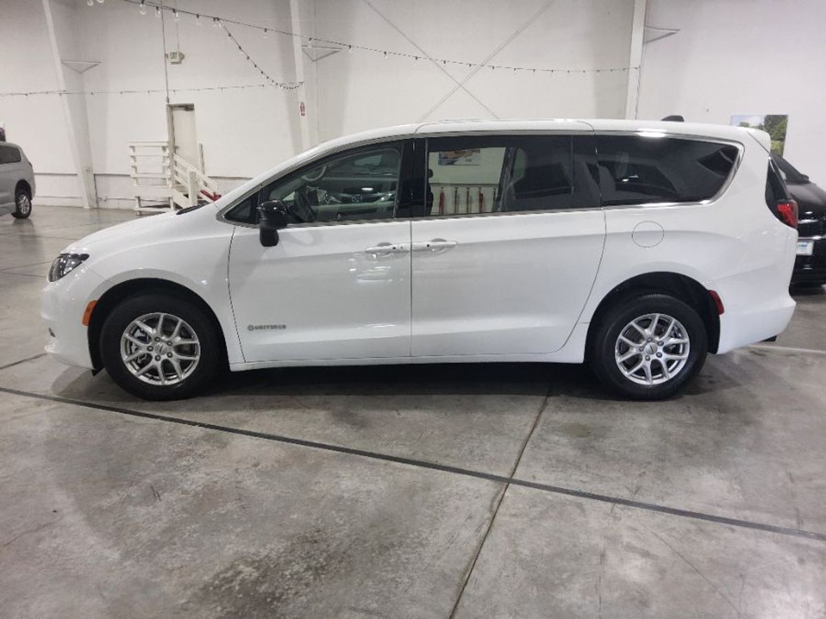 2024 CHRYSLER VOYAGER - Image 4