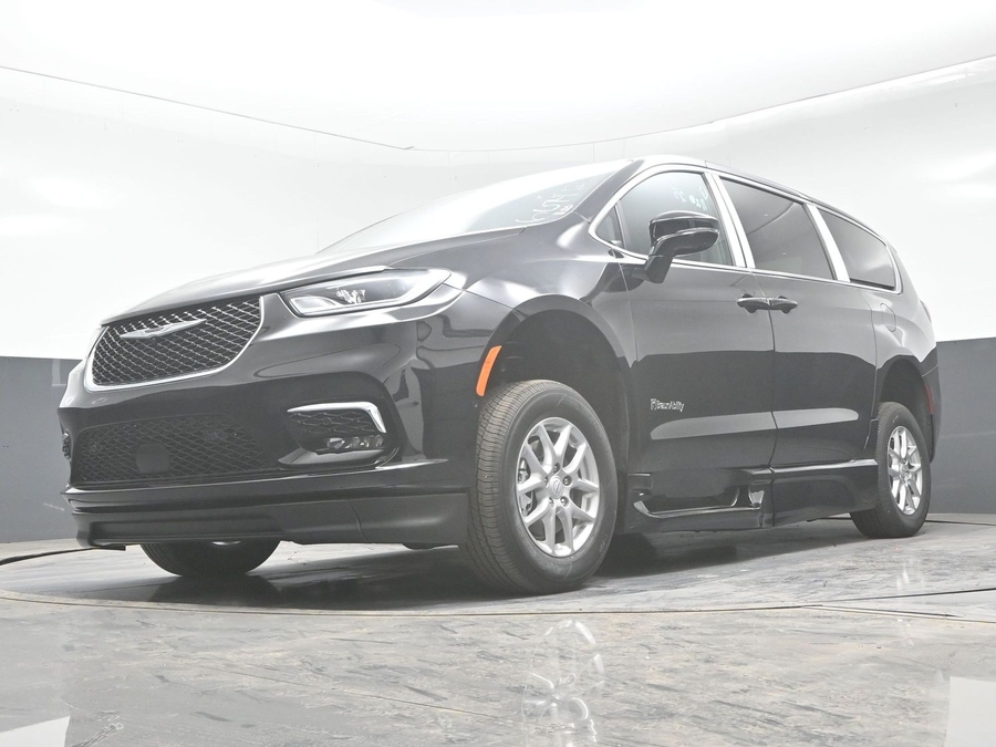 New 2025 Chrysler Pacifica Select Safety - BraunAbility Side Entry Entry Fold Out Automatic Ramp