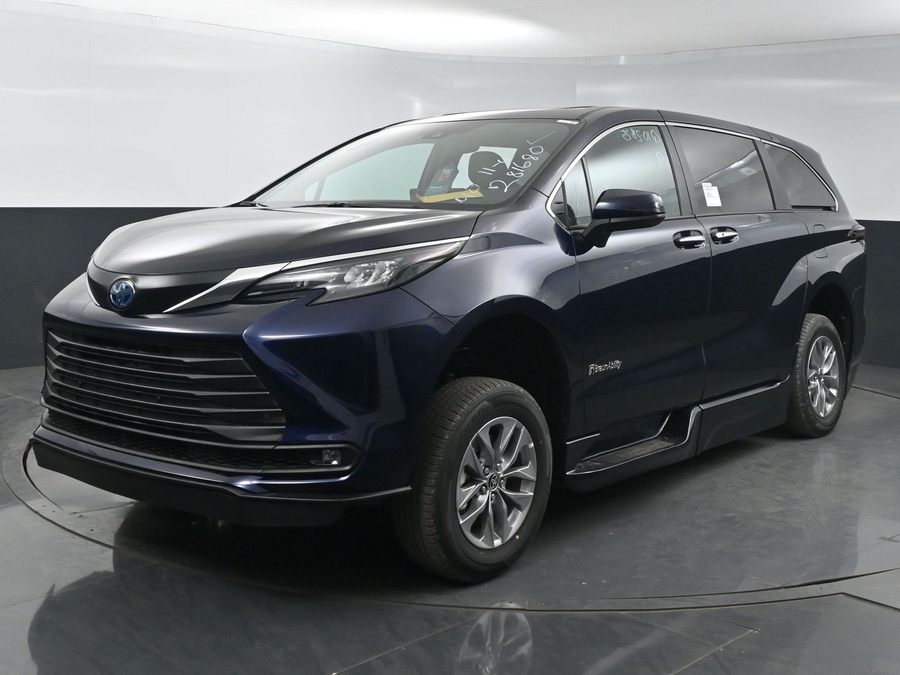 New 2025 Toyota Sienna Hybrid XLE Base - BraunAbility Side Entry Entry Fold Out Automatic Ramp
