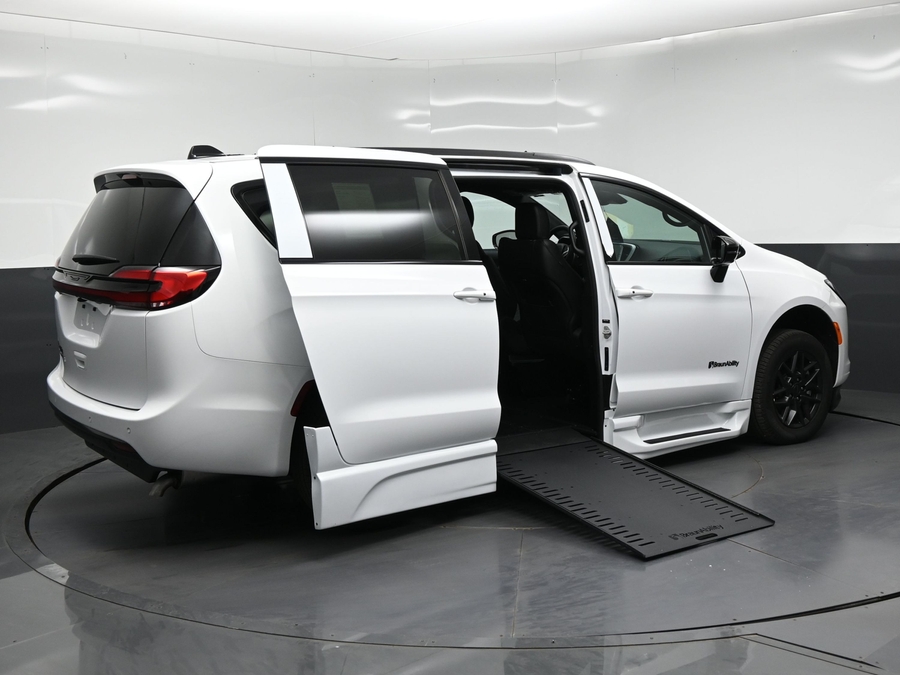 New 2027 Chrysler Pacifica Select Sport - BraunAbility Side Entry In Floor Automatic Ramp