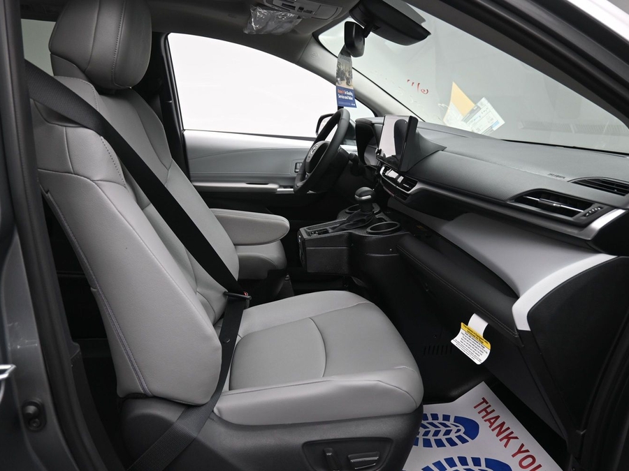 Grey Toyota Sienna image number 8