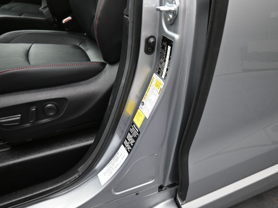 Silver Toyota Sienna image number 16