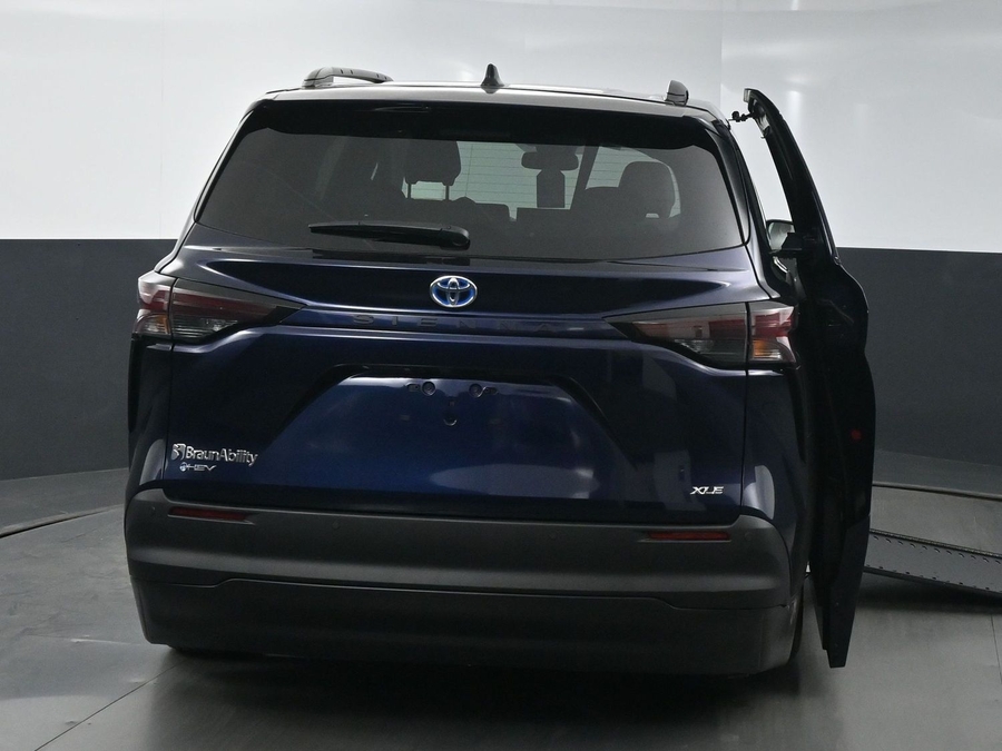 New 2025 Toyota Sienna Hybrid XLE Plus - BraunAbility Side Entry Entry In Floor Automatic Ramp