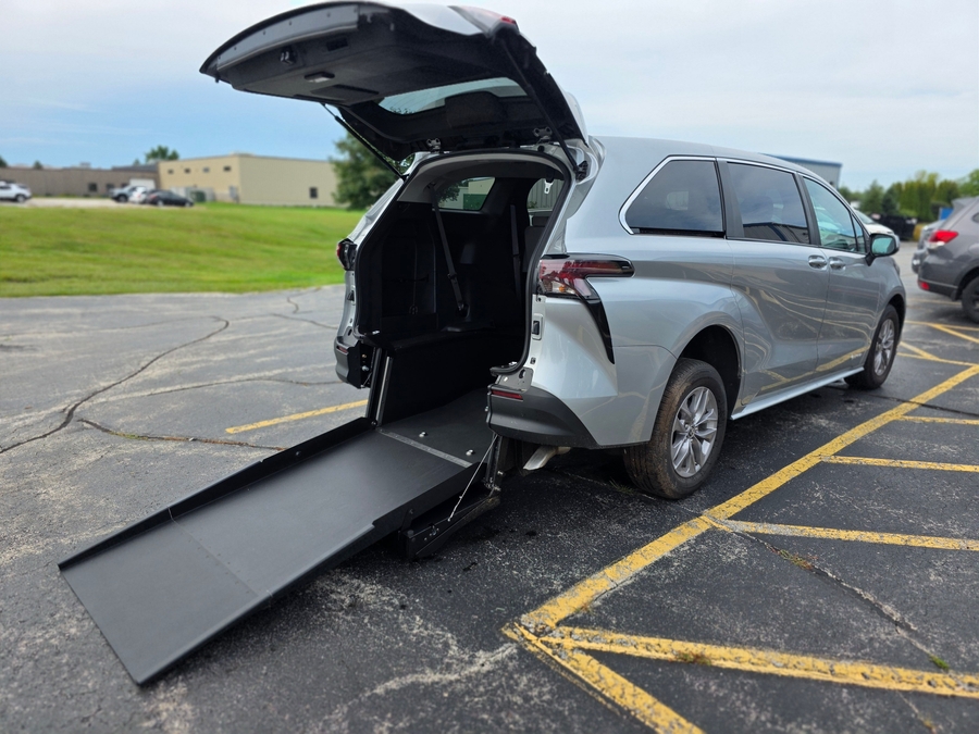 Celestial Silver Toyota Sienna image number 6