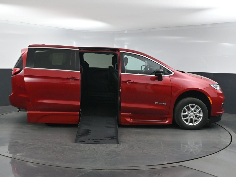 New 2025 Chrysler Pacifica Select Plus - BraunAbility Side Entry Entry Fold Out Automatic Ramp