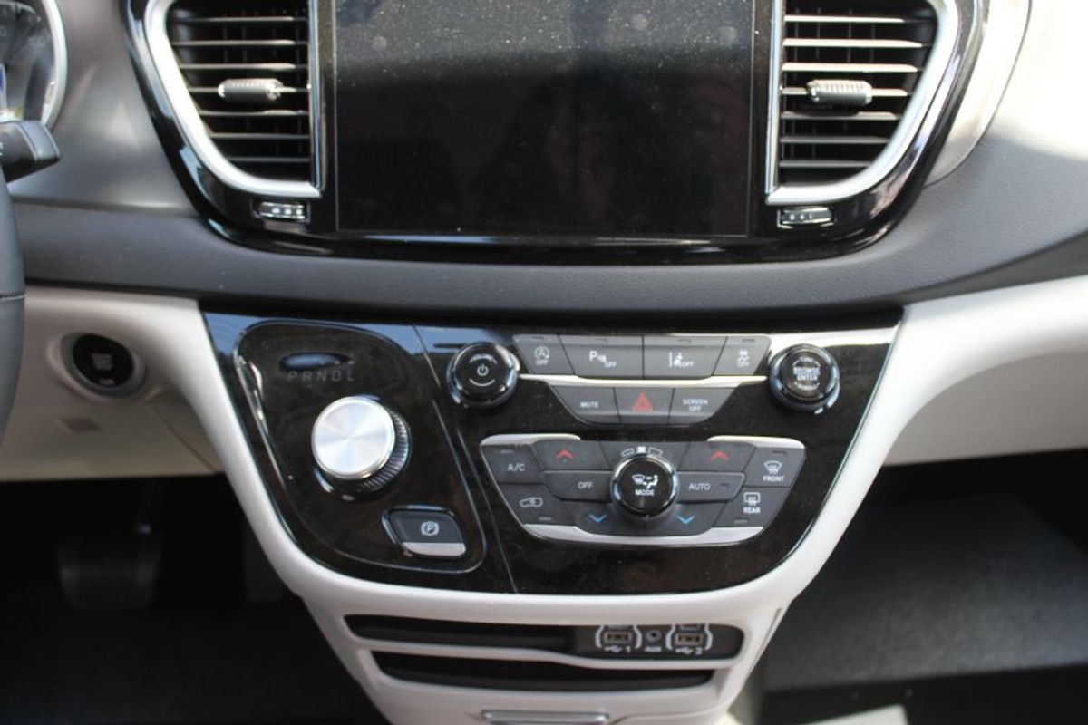 2024 CHRYSLER PACIFICA - Image 17