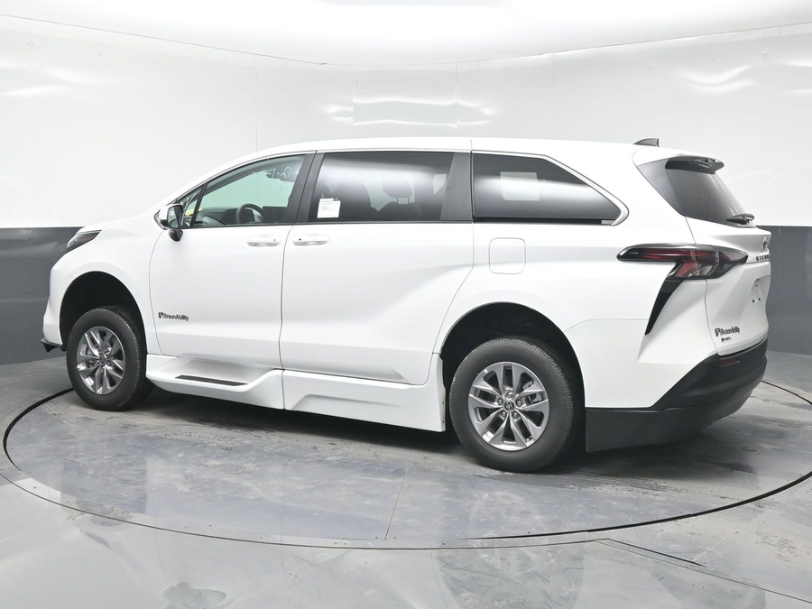New 2025 Toyota Sienna Hybrid LE - BraunAbility Side Entry Entry Fold Out Automatic Ramp