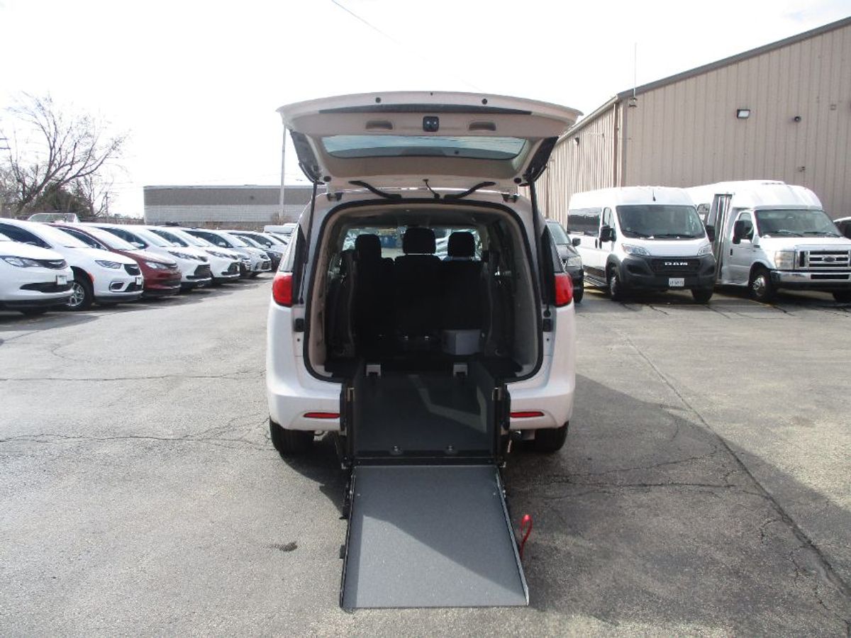 Chrysler Voyager blanca con rampa desplegable manual de entrada trasera