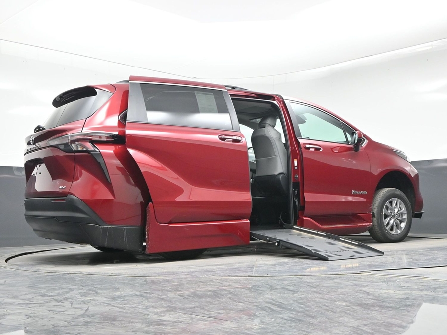 Red Toyota Sienna image number 18
