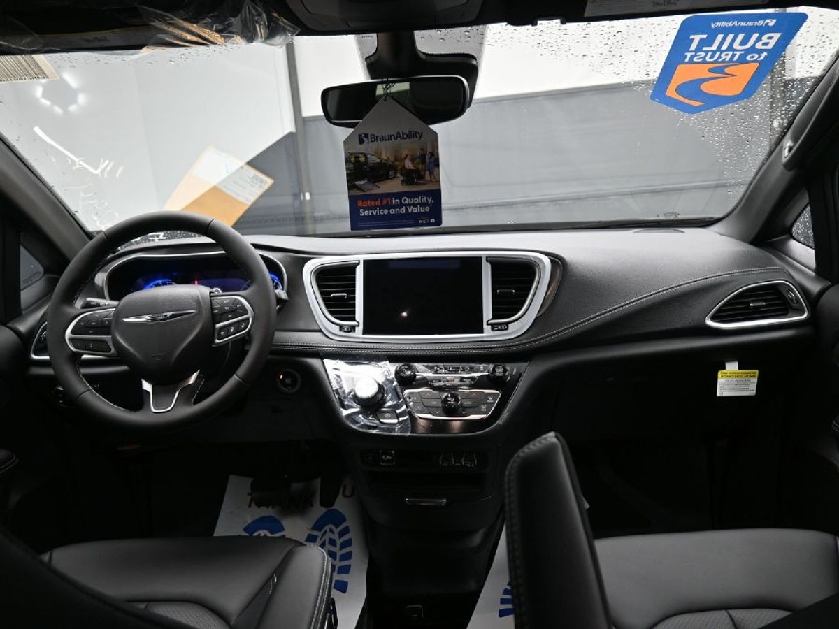 Black Chrysler Pacifica image number 12