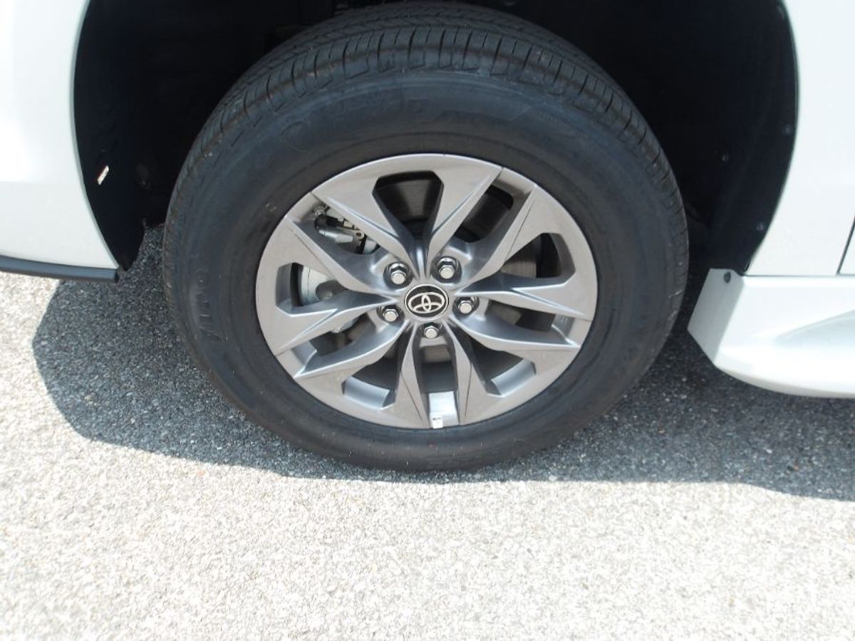 White Toyota Sienna image number 4