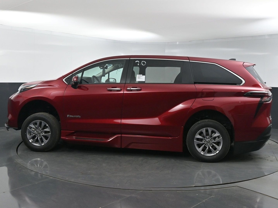 New 2025 Toyota Sienna Hybrid XLE Base - BraunAbility Side Entry Entry In Floor Automatic Ramp