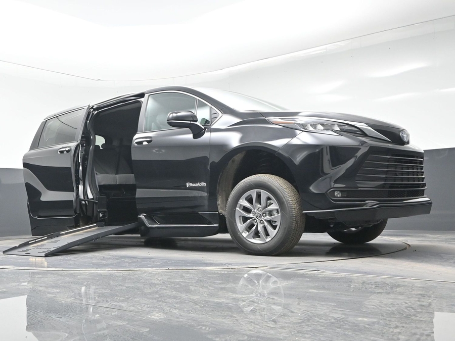 Black Toyota Sienna image number 18