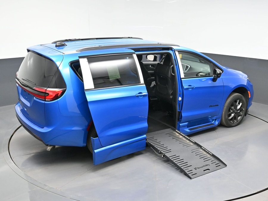 New 2026 Chrysler Pacifica Select Sport - BraunAbility Side Entry Entry Fold Out Automatic Ramp