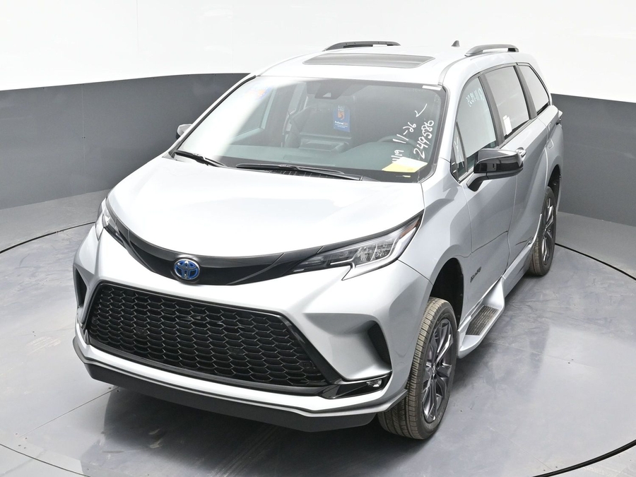 New 2025 Toyota Sienna Hybrid XSE Sport - BraunAbility Side Entry Entry Fold Out Automatic Ramp
