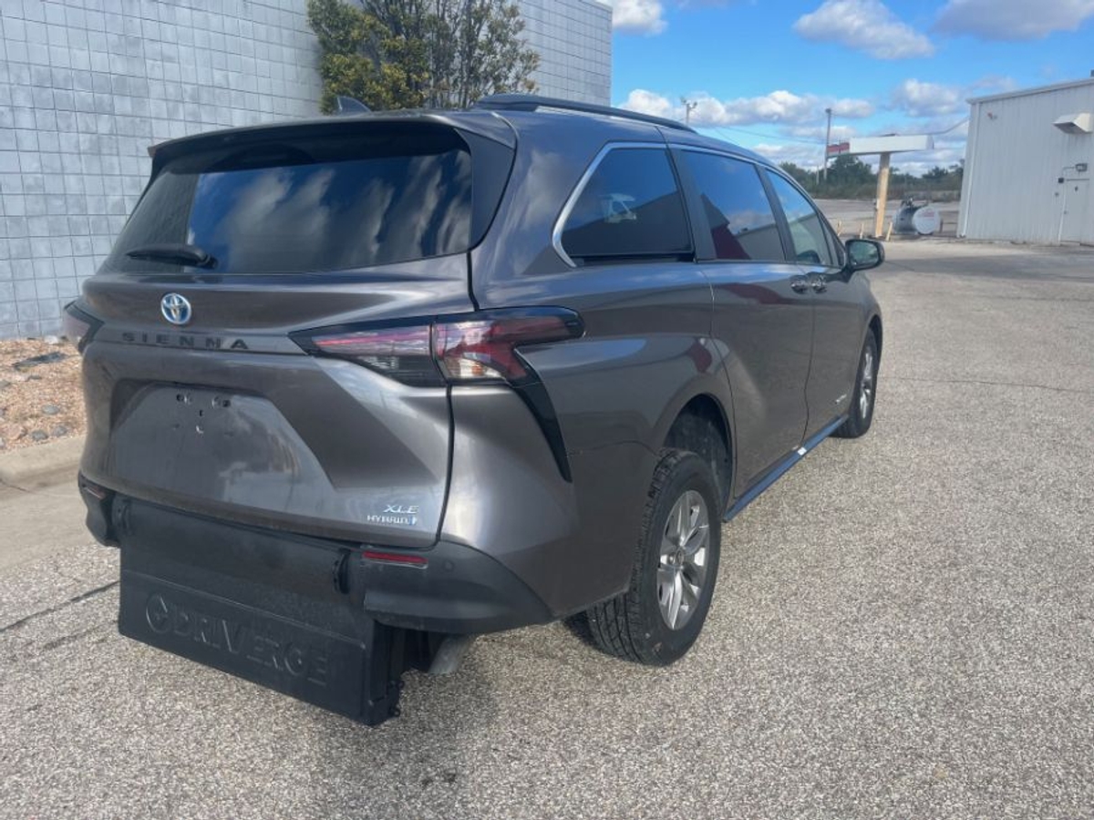Grey Toyota Sienna image number 12